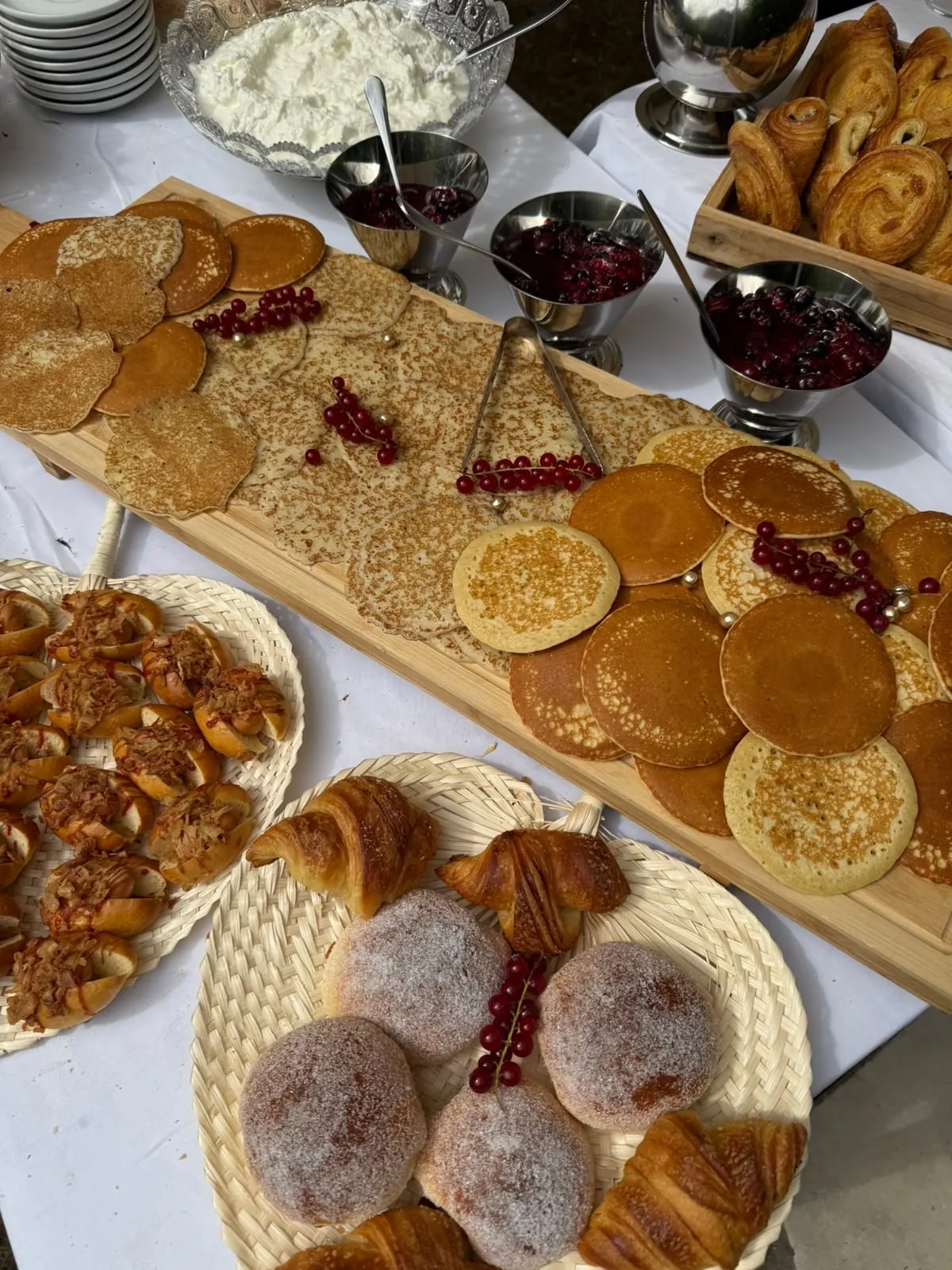 Buffet de brunch : pancakes, viennoiseries et confitures