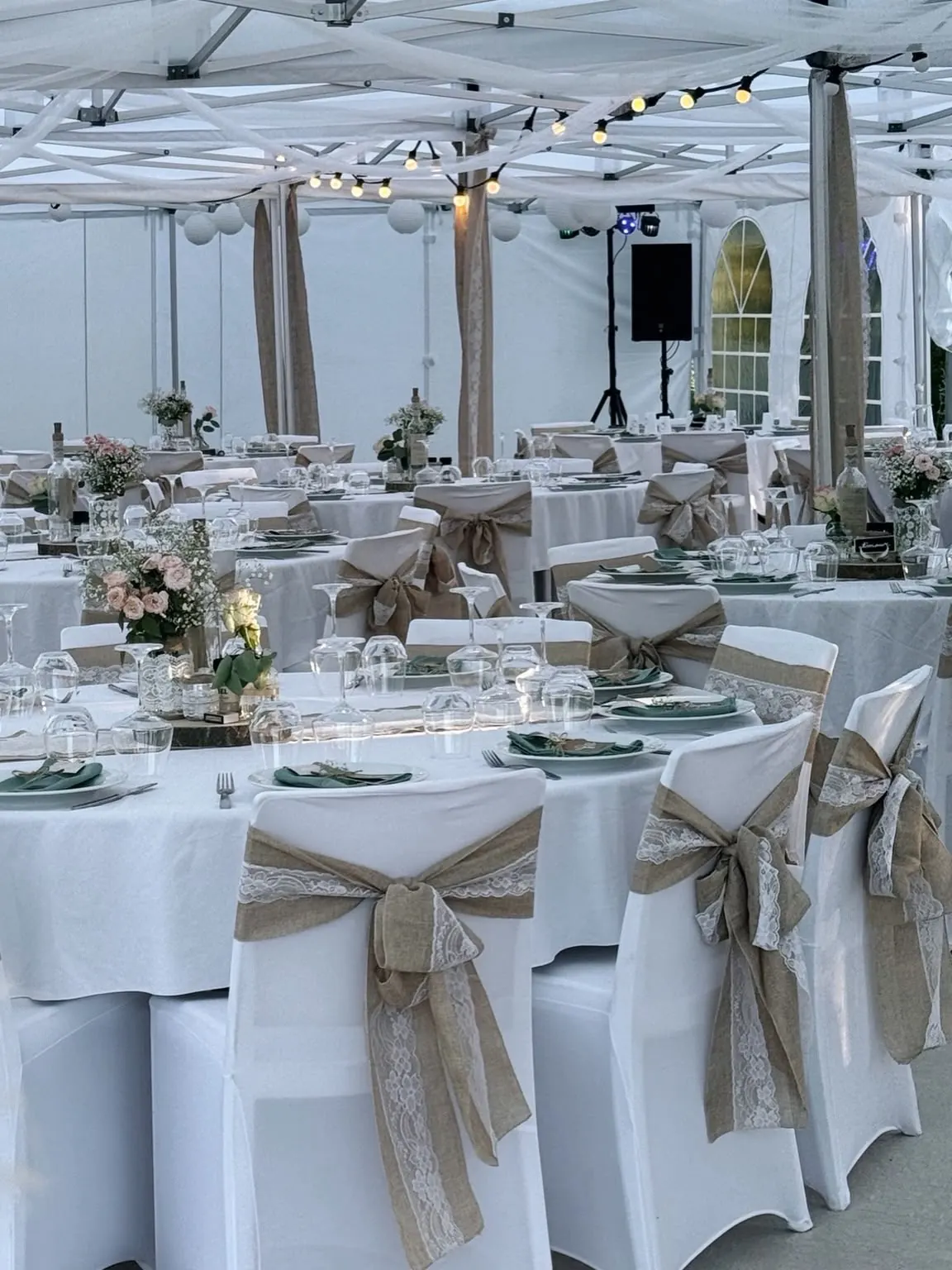 Chapiteau de mariage avec tables rondes dressées