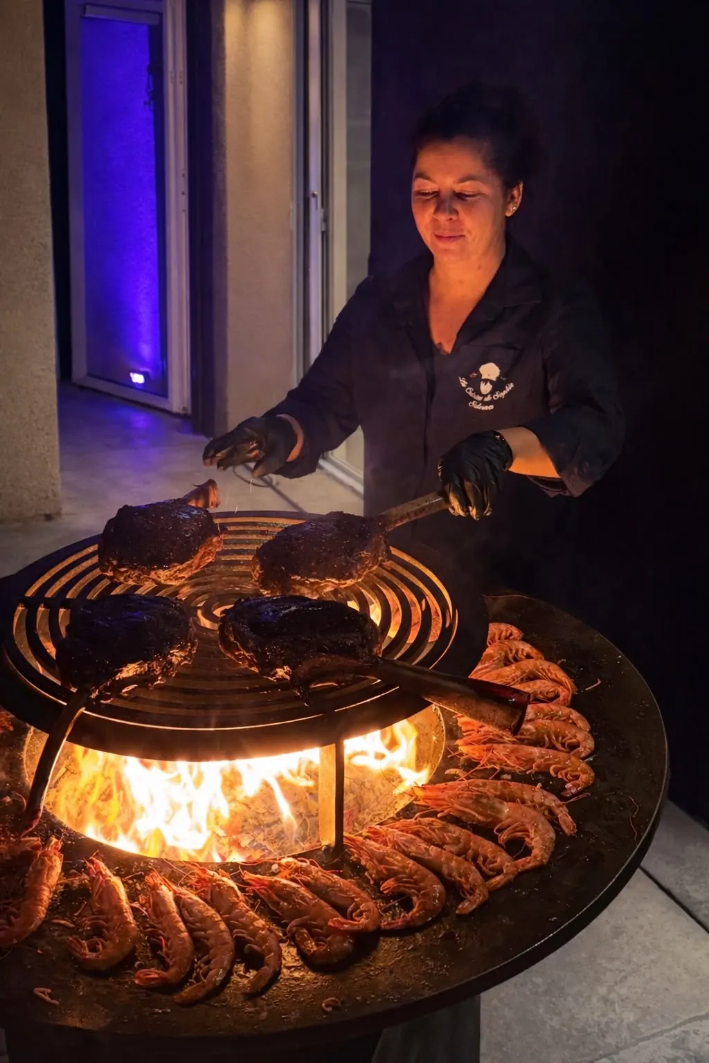 La cheffe aux commandes du brasero pendant une soirée