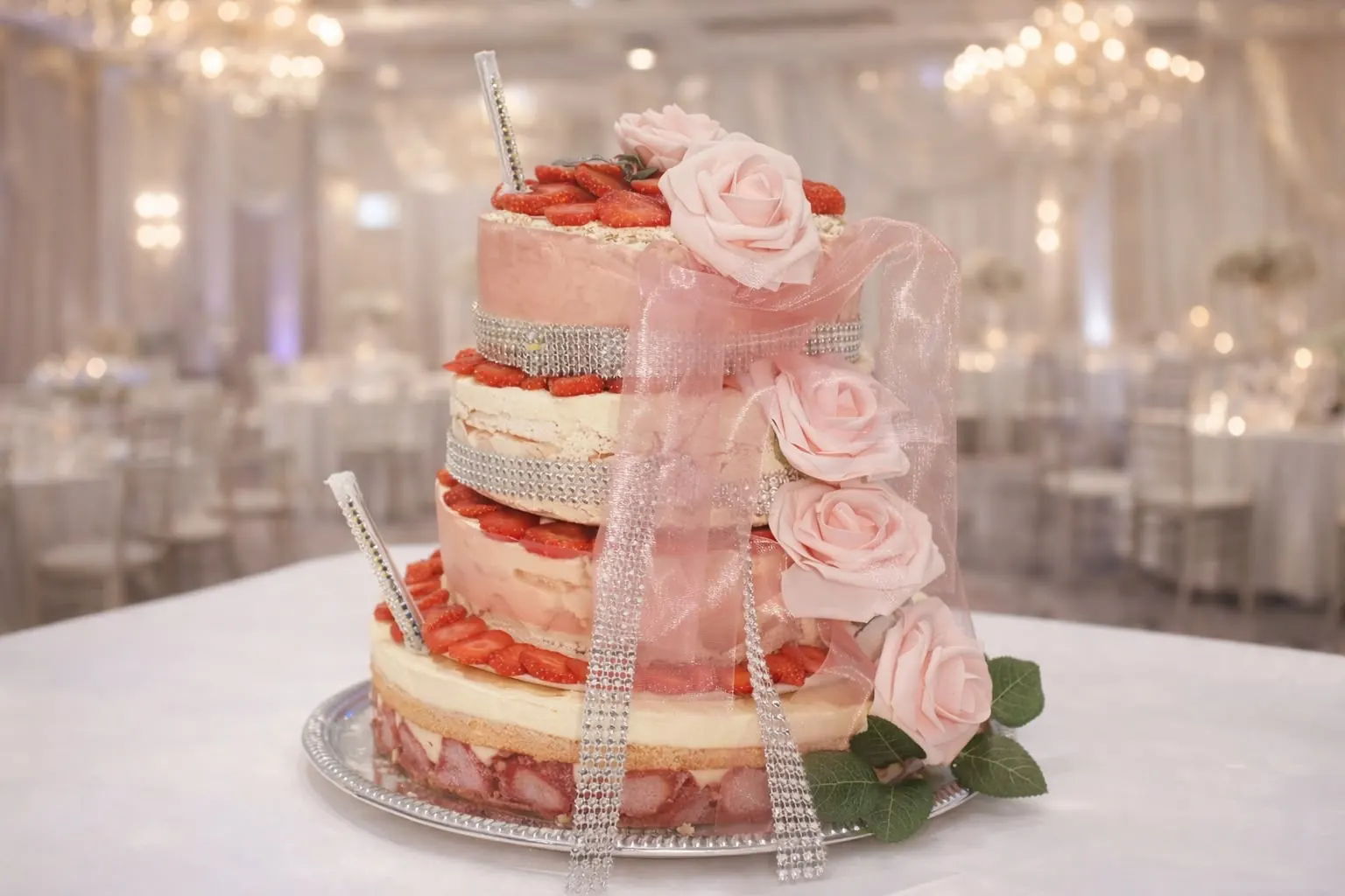 Gâteau de mariage aux fraises décoré de roses
