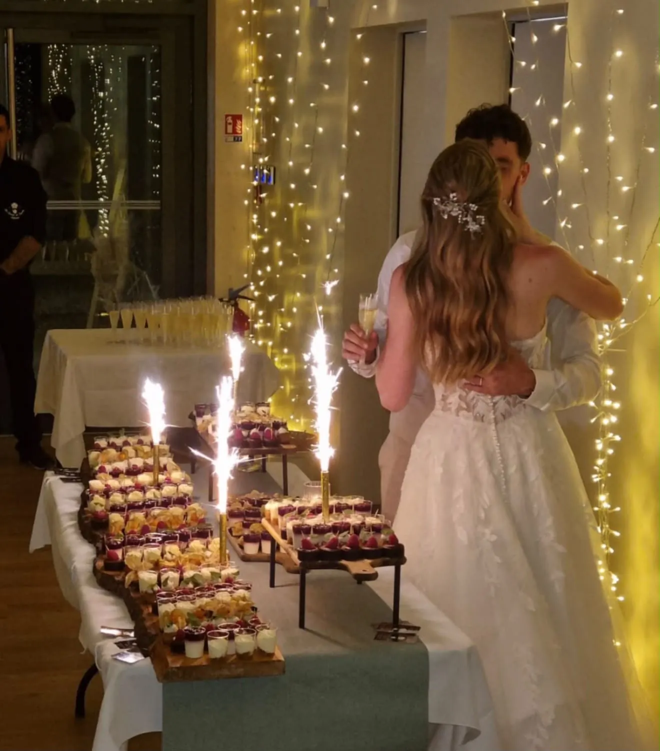 Les mariés devant le buffet de desserts