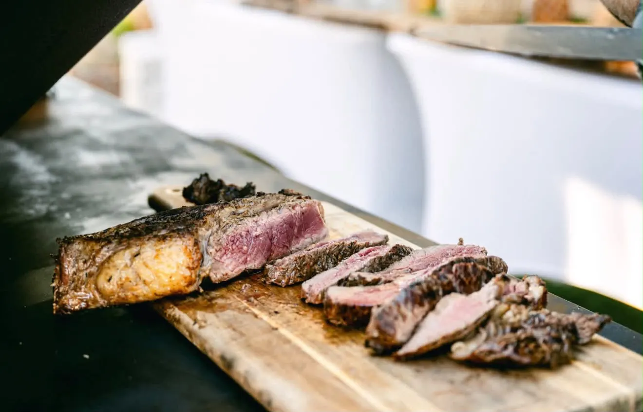 Pièce de bœuf grillée et tranchée