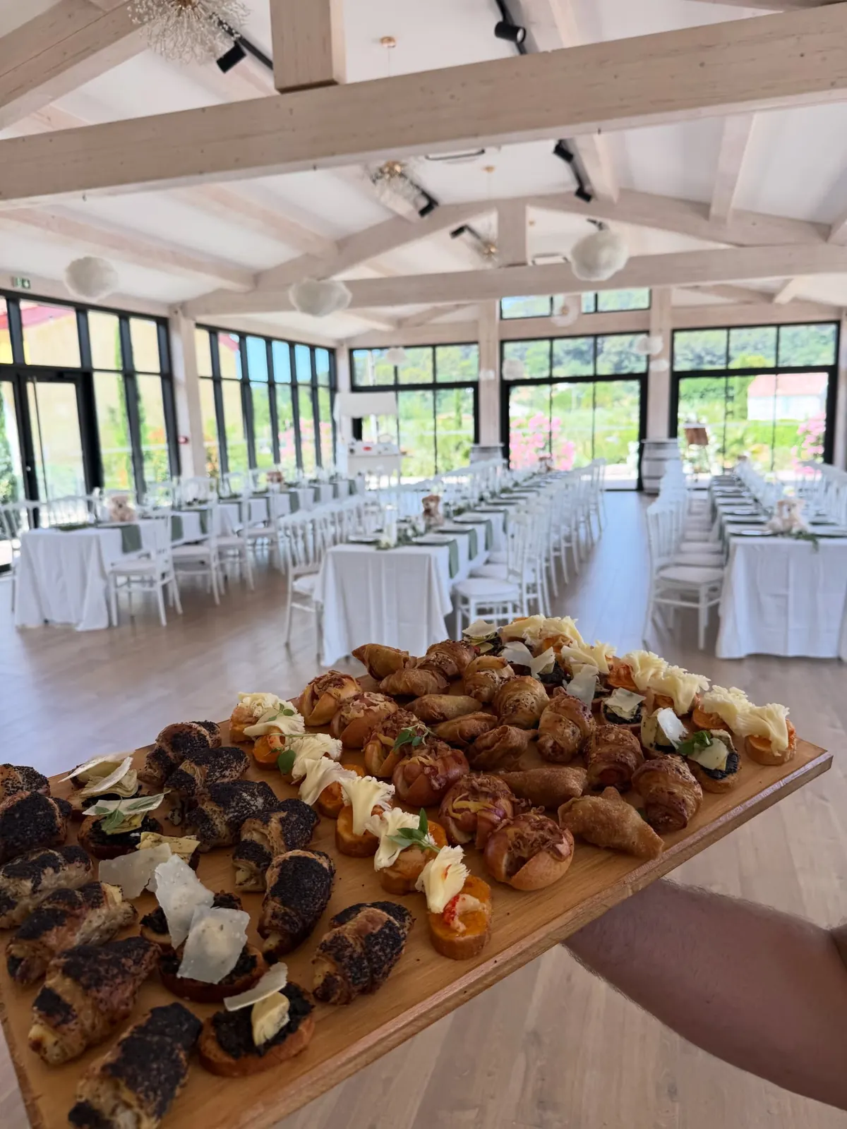 Plateau de mignardises servi dans la salle de réception