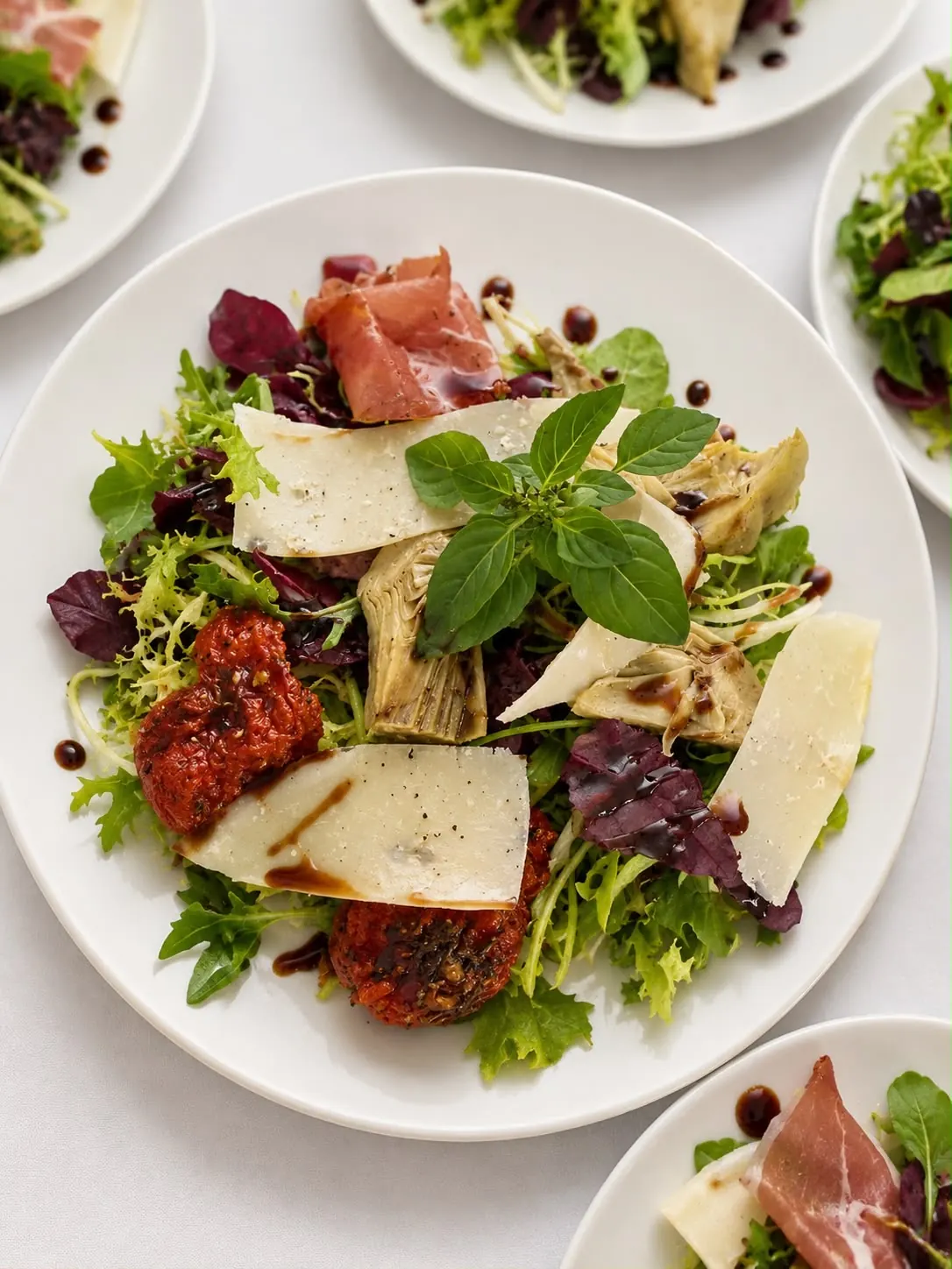 Salade composée au jambon cru, tomates confites et parmesan