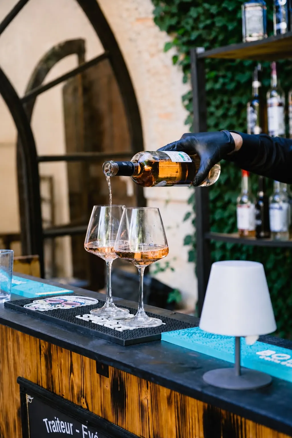 Service du vin au bar lors d’une réception