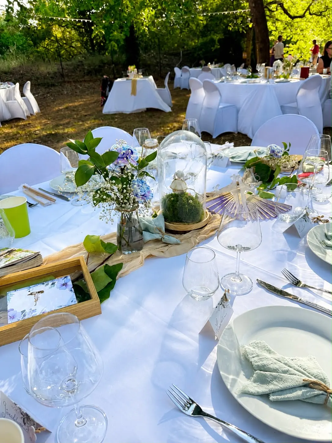 Table de mariage champêtre dressée dans un jardin
