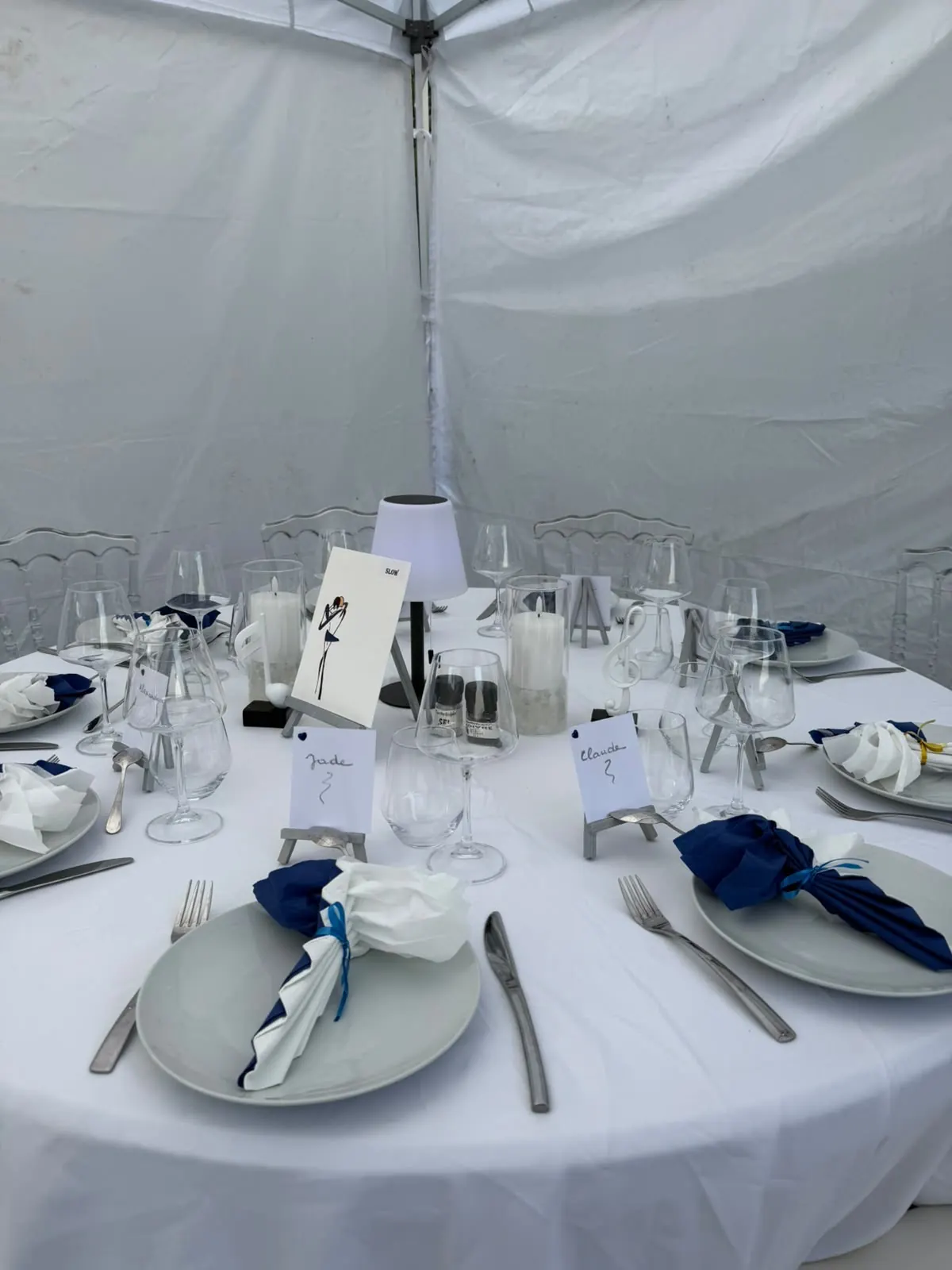 Table ronde dressée sous chapiteau pour une réception