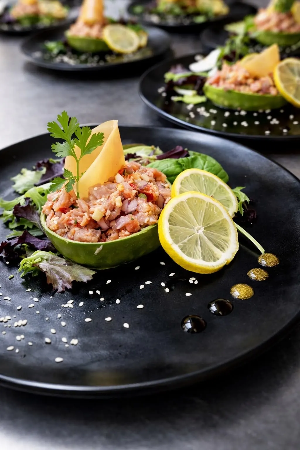 Tartare dans un avocat, servi avec du citron