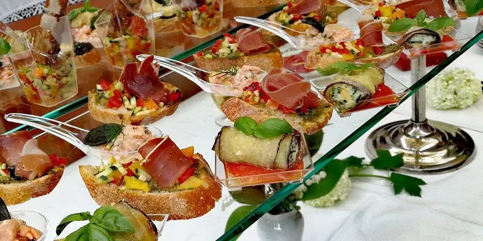 Toasts au jambon cru sur un buffet